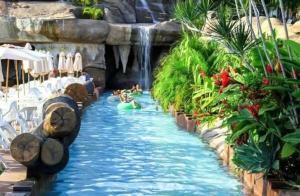 een waterglijbaan in een resort met een waterval bij Spazzio DiRoma com Parque incluso! in Caldas Novas