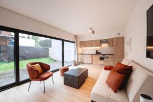 - un salon avec un canapé et une table dans l'établissement K&Y suites 3, 500m to Brussels airport, à Zaventem