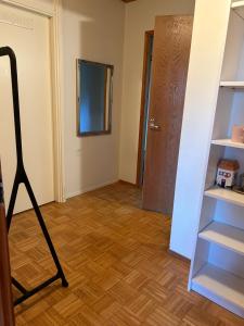 En tv och/eller ett underhållningssystem på A cozy flat in Malmi of Helsinki