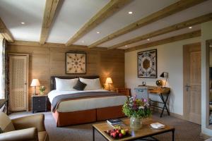 מיטה או מיטות בחדר ב-Gstaad Palace