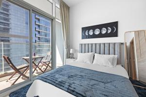 Postel nebo postele na pokoji v ubytování VayK - Bright One Bedroom in Dubai Marina