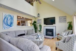 sala de estar con sofá y chimenea en Spacious Portsmouth Home with Deck, Walk to Beach!, en Portsmouth