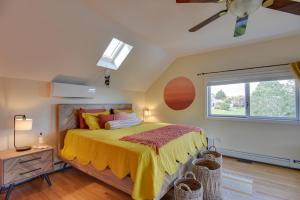 Un dormitorio con una cama grande y una ventana en Spacious Portsmouth Home with Deck, Walk to Beach!, en Portsmouth