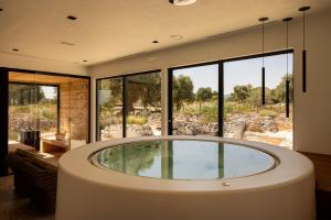 uma grande banheira num quarto com janelas em Masseria San Francesco em Savelletri di Fasano