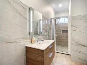 un baño con lavabo y ducha en Solarium Villa by Atlantic Holiday, en Machico 36 fotos más