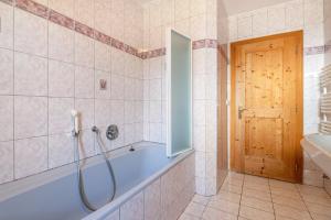bagno con doccia, vasca e lavandino di Apt Gaisler a Maranza Altre 23 foto
