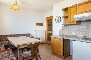 A kitchen or kitchenette at Apt Gaisler