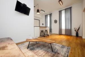 - un salon avec un canapé et une table dans l'établissement Well located cozy place, à Lviv