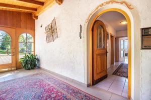 una entrada con una puerta de madera y una alfombra en Apt Gaisler, en Maranza