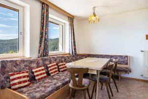A seating area at Apt Gaisler