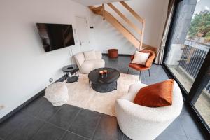 een woonkamer met 2 stoelen en een tafel bij K&Y suites 2 ,500m to Brussels airport! in Zaventem