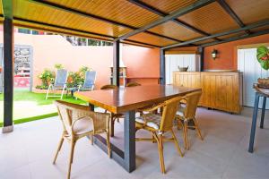 a dining room with a wooden table and chairs at La Casa de Arriba in Arucas