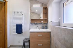 una pequeña cocina con fregadero y taburete en La Mottinière, en Saint-Hilaire-du-Rosier 15 fotos más