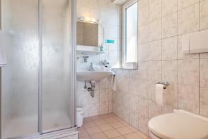 Un baño con ducha, lavabo e inodoro. en Apt Eisacktal, en Maranza 18 fotos más