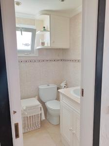 ガルダーにあるApartamento Faro de Sardinaの白いバスルーム(トイレ、シンク付)