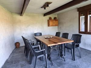 a dining room with a wooden table and chairs at alojamiento el árbol rojo in Selaya