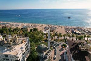 una vista aérea de la playa y del océano en Miss Cleopatra Hotel, en Alanya