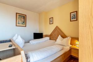 una habitación de hotel con una cama y un televisor en Apt Spinges, en Maranza