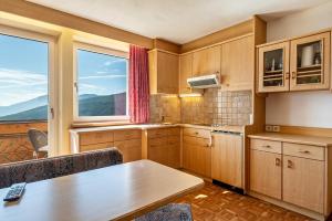 cocina con mesa y ventana grande en Apt Spinges, en Maranza