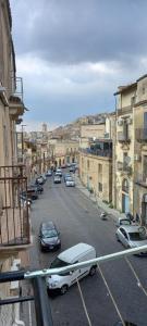 - une vue sur une rue avec des voitures et un bateau dans l'établissement casa vacanza San Francesco di paola, à Caltagirone