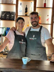 mężczyzna i kobieta stojący w kuchni w obiekcie Allotino Hotel - Café & snacks w mieście Stavrodhrómion