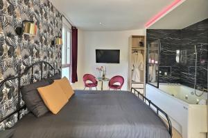 a bedroom with a bed and a tub in a room at Relax Room proche PARIS Porte de Versailles in Malakoff