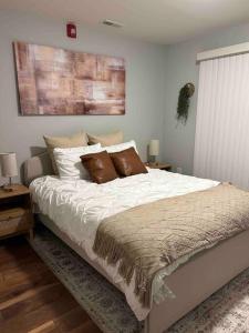 um quarto com uma cama grande e almofadas castanhas em Urban Oasis in University City em Filadélfia