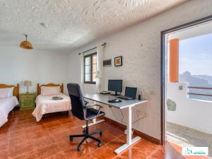 Postel nebo postele na pokoji v ubytování Living Artenara - NATURE Adults Only