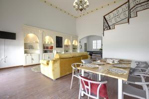 a living room with a table and a couch at Lillo Rural in Toledo