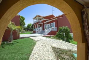 a view of a house through an arch at Lillo Rural in Toledo