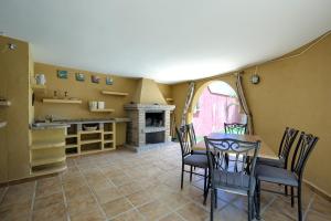 a kitchen and dining room with a table and chairs at Lillo Rural in Toledo +15 photos