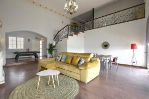 a living room with a couch and a table at Lillo Rural in Toledo