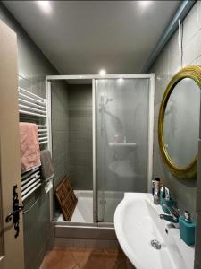 ボニューにあるChristineのバスルーム(シャワー、シンク、鏡付)