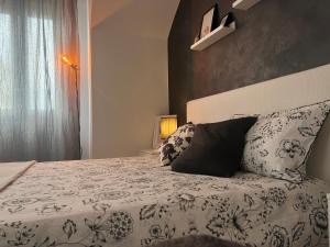 une chambre avec un lit avec une couette noire et blanche dans l'établissement Canovine 13, à Bergame