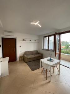 un soggiorno con un divano e un tavolo di casa manuel a Gallarate