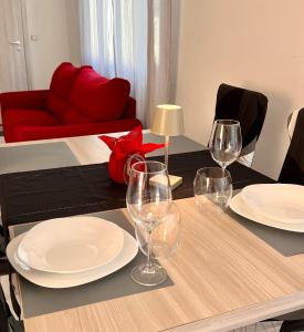 - une table à manger avec des assiettes et des verres à vin dans l'établissement Canovine 13, à Bergame