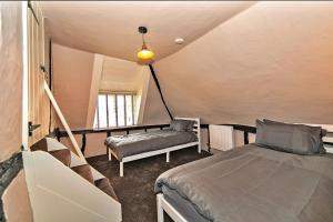 Finest Retreats - Chocolate Box Cottage في Potton: غرفة نوم بسرير واريكة في غرفة
