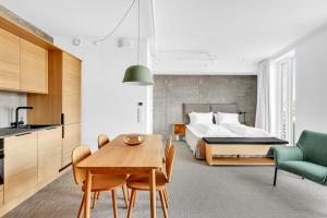 kuchnia i sypialnia z łóżkiem i stołem w obiekcie LUX Hotel w mieście Lillestrøm