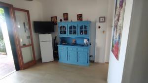 Cette chambre comprend une armoire bleue et un réfrigérateur. dans l'établissement casa vacanze Dany, à Torre dell'Orso