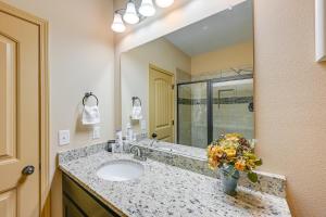 Ένα μπάνιο στο Bright Bryson City Cabin with Fire Pit and Hot Tubs! +21 φωτογραφίες