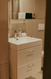 Ett badrum på Luxury Apartment near Grove Mall & Hospital AirBnB: NAMIB Suite