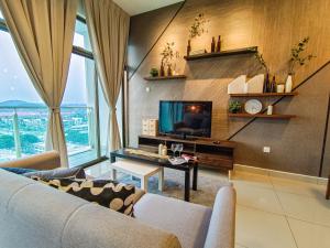 Una sala de estar con un sofá y un televisor. en -Lake View-Mount Austin IKEA Toppen 10 mins - C113A, en Johor Bahru