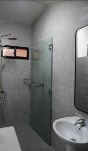 Ένα μπάνιο στο Honey Suite Room 1 inside Bee Cafe Cebu