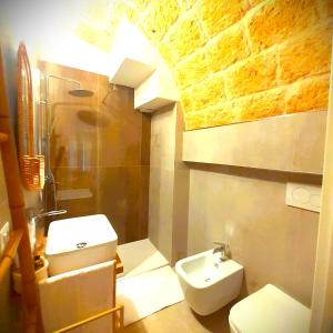 uma pequena casa de banho com WC e lavatório em Palazzo Scianni Dimora della Petraia em Monopoli
