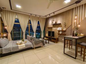 sala de estar amplia con cama y escritorio en -Lake View-Mount Austin IKEA Toppen 10 mins - C113A, en Johor Bahru