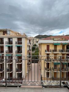 balcone con vista su alcuni edifici di appartamenti. di Casa Vintage ad Alassio