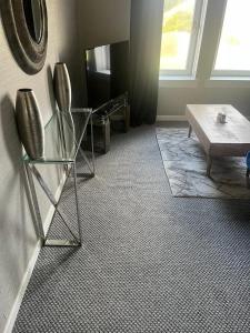 - un salon avec deux chaises et une table dans l'établissement holiday apartment, à Ardrossan