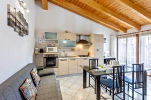 una cucina e un soggiorno con divano e tavolo di residence la corte near Gardaland a Castelnuovo del Garda
