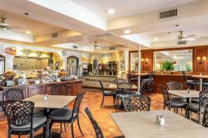 a restaurant with tables and chairs and a counter at Quality Suites Downtown San Luis Obispo in San Luis Obispo
