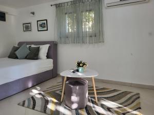 1 dormitorio con 1 cama y 1 mesa en una habitación en Apartments Teodo, en Tivat